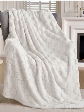 Plush White Checkered Throw Blanket - Cozy Home Accent